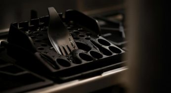 Errore matematico non compromette studio sugli utensili in plastica nera: scienziati rassicurano.